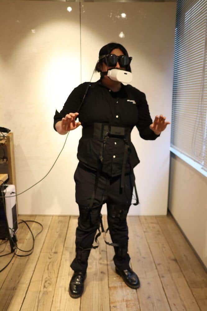 下半身の動きを検知してくれる「HaritoraX」（21年発売）も着けてみた