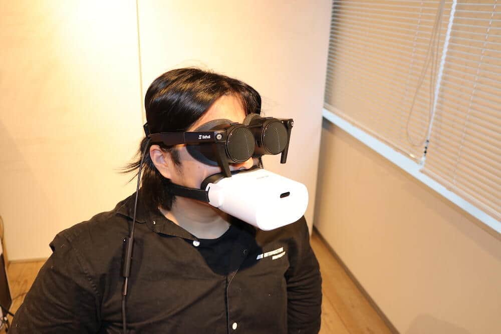 いざメタバースへ！メガネ型VR機器「MeganeX」体験　目も口も...気分は未来人