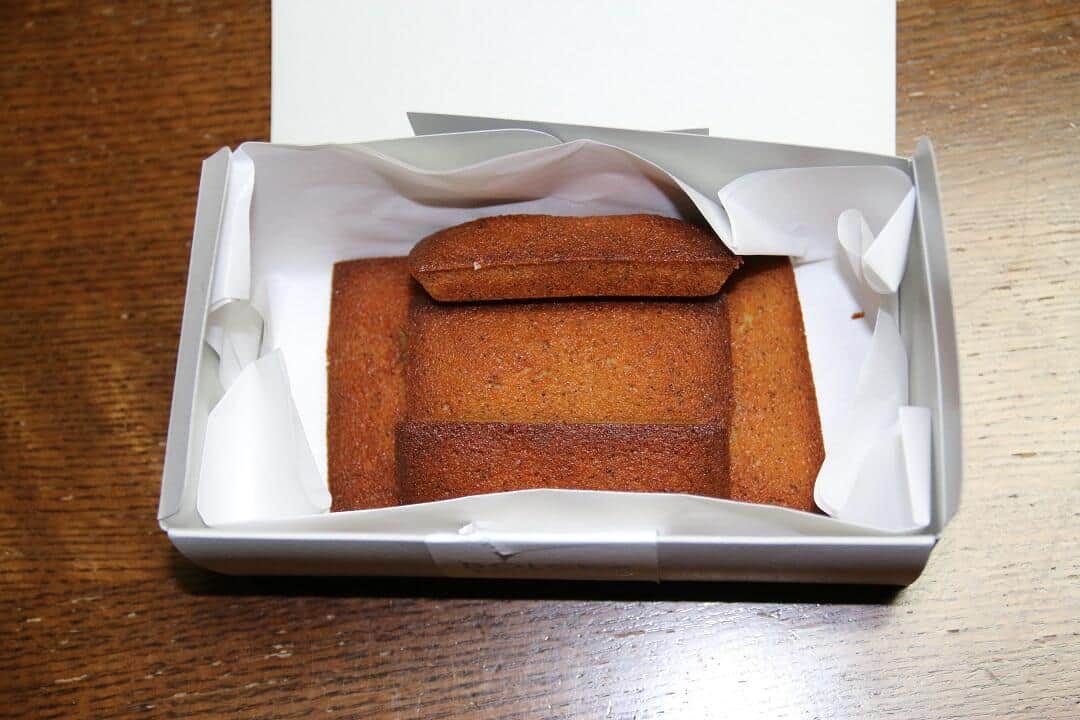 フィナンシェの箱を開けるとバターの香りがたっぷり