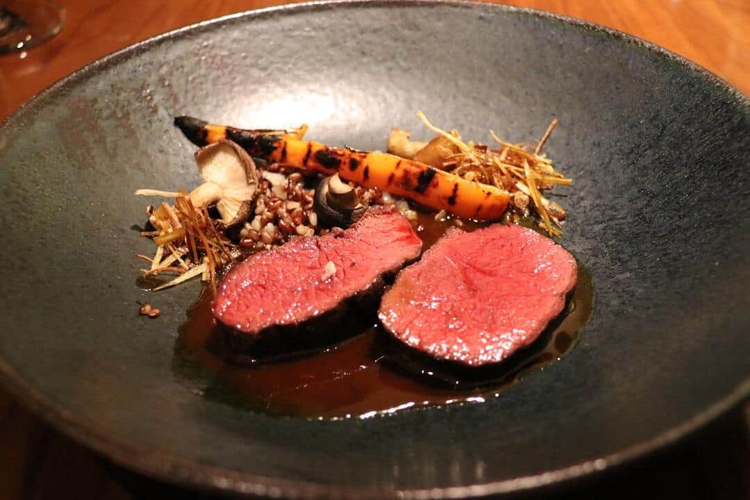 ディナーコースのメインは鹿のロースト。柔らかくてジューシーで香りのよい一品