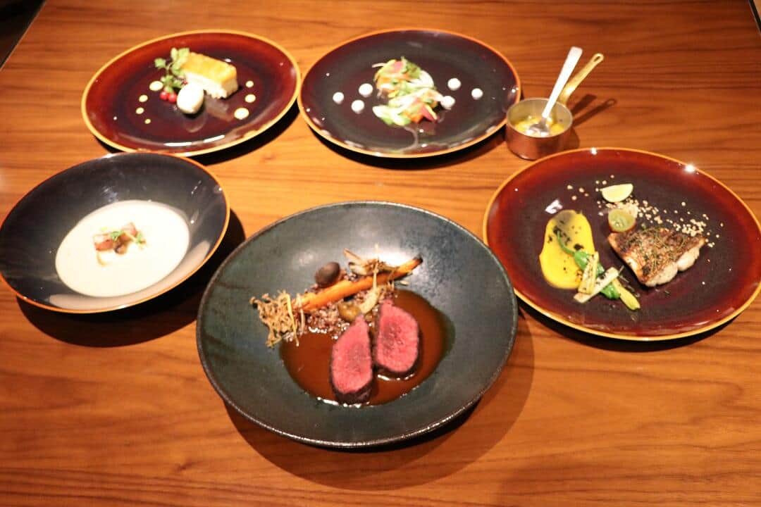 5皿からなるディナーコースは素材の旨みが生かされていて、添えられたソースにも感動する