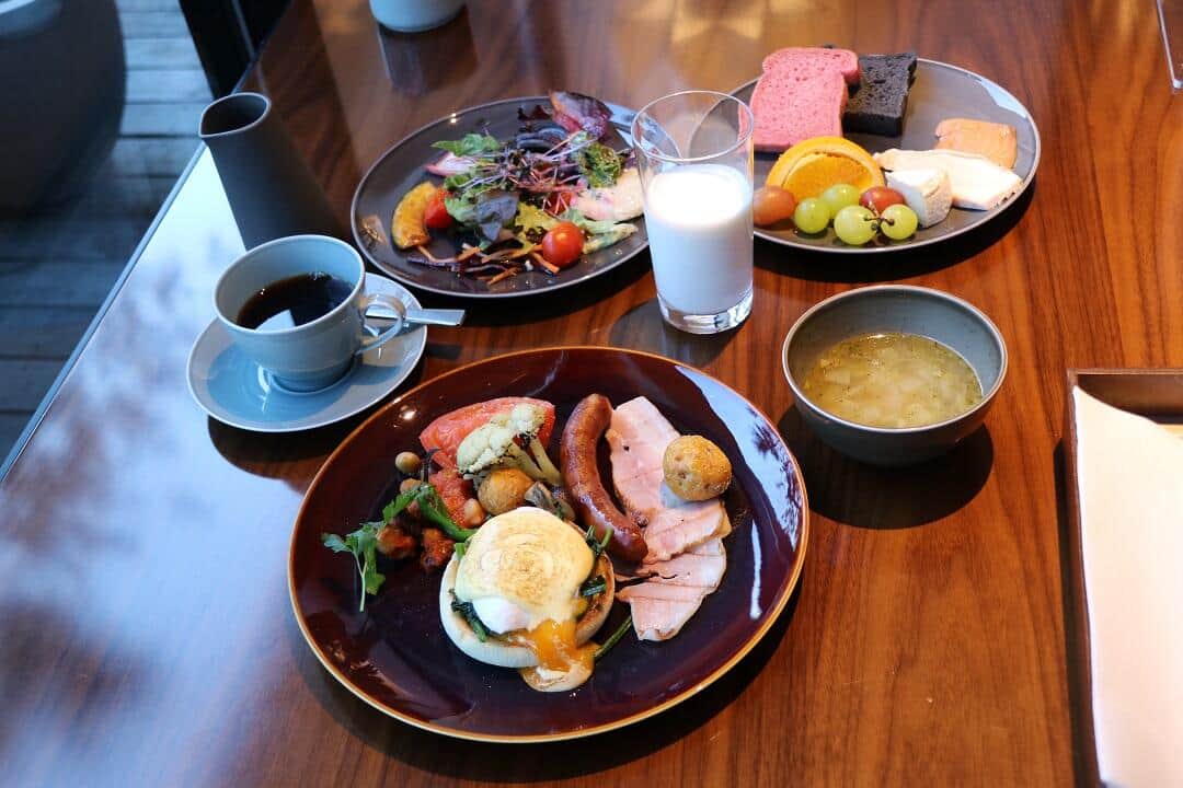 朝ごはんはブッフェ。人気のエッグベネディクトを頼むと大きなプレートで提供された。ブッフェ台からスモークサーモンやチーズ、サラダ、スープなどをチョイス。和定食も用意されている