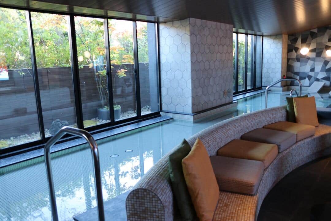 水着で入る大浴場。温泉で疲れを取った