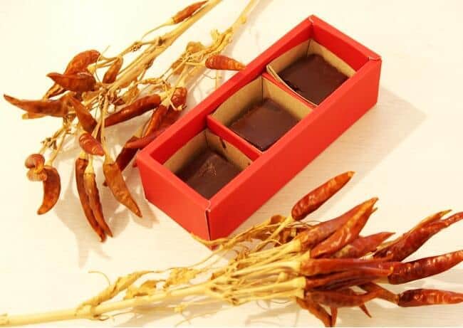 「辛麺屋 一輪」の「激辛生チョコレート」　涙出るほど辛い、でも甘い