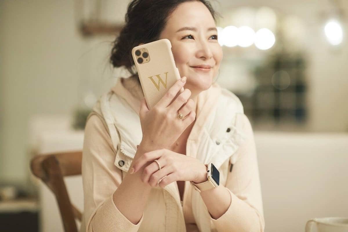 イニシャルを刻印できる　iPhoneケース、Apple Watchバンド、AirPodsケース