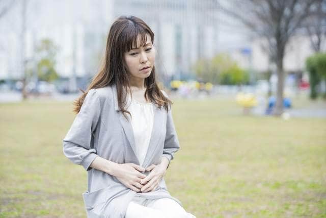 ひどい生理痛で仕事に支障、上司に伝えますか　働く女性の本音に迫る