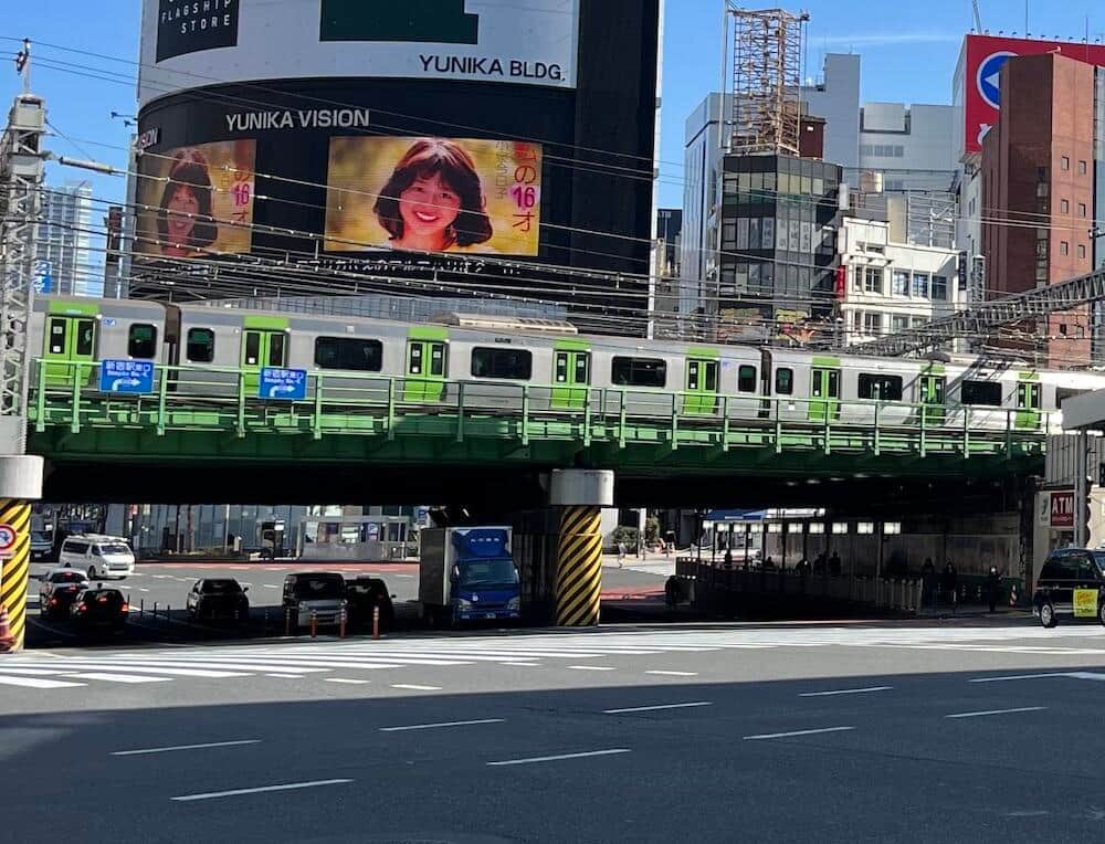 青梅街道に面したJR新宿駅前の大ガード　高架下は騒々しい