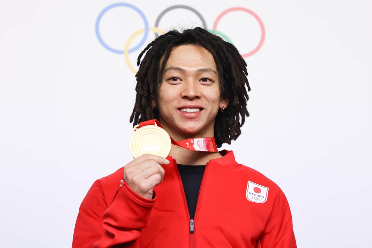 北京冬季五輪スノーボードハーフパイプ男子で金メダルに輝いた平野歩夢選手（写真：アフロスポーツ）