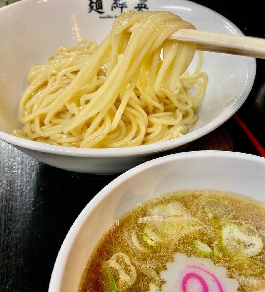 販売している冷凍つけ麺の実際の調理イメージ（麺絆英の提供）