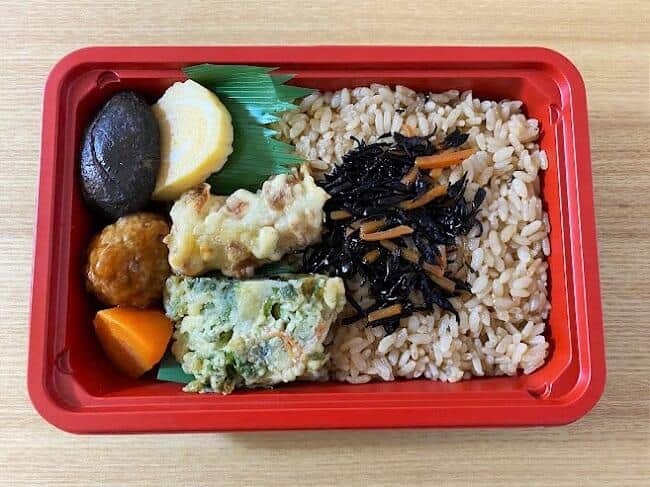煮物やちくわの天ぷらが乗った「ひじきご飯弁当」