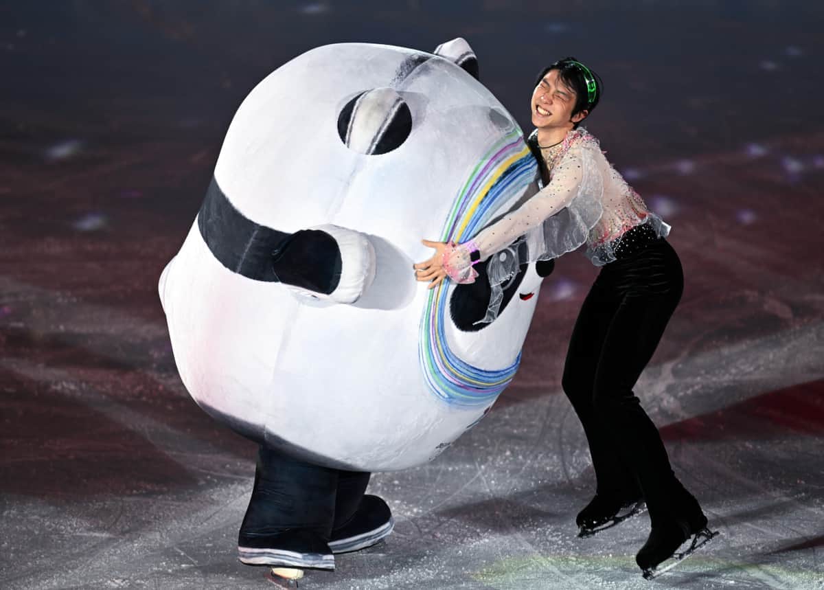 北京五輪フィギュアエキシビションで、羽生結弦選手とビンドゥンドゥン（写真：新華社/アフロ）