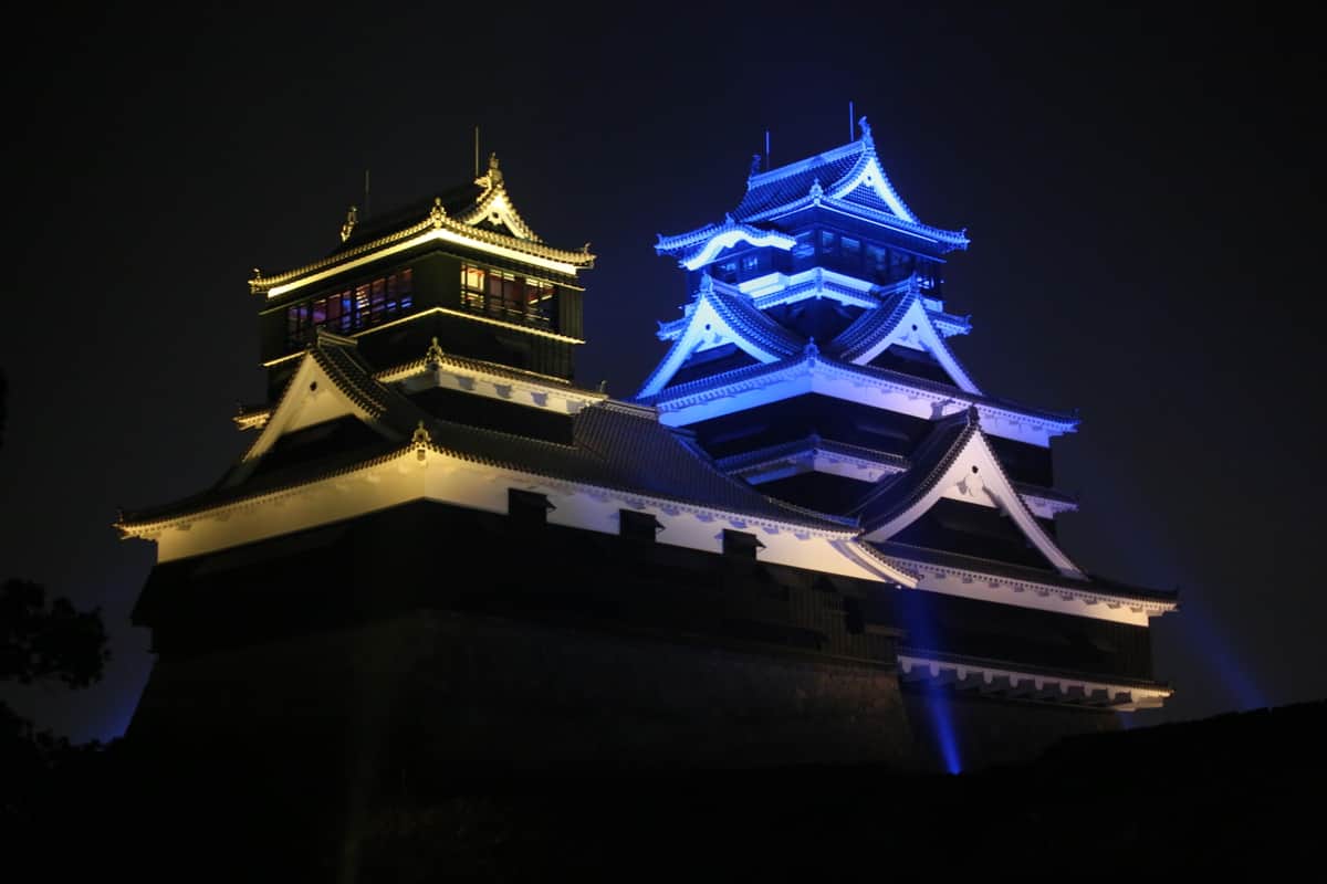 ウクライナ国旗「青と黄」ライトアップ各地で　熊本城、都庁に続くのは