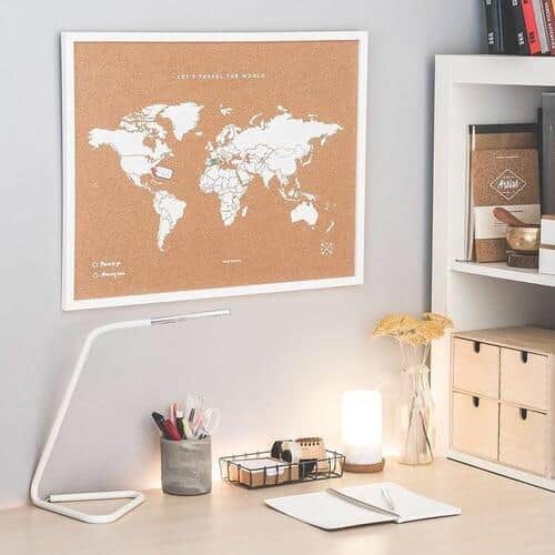 ポルトガル産コルクを使い、スペイン・バルセロナの工房で手作業で印刷している