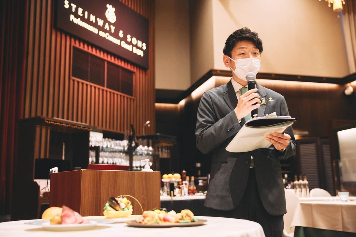 メニューの説明をする「Grand Maison ORENO」支配人・シェフソムリエで俺の株式会社執行役員の長谷川純一氏