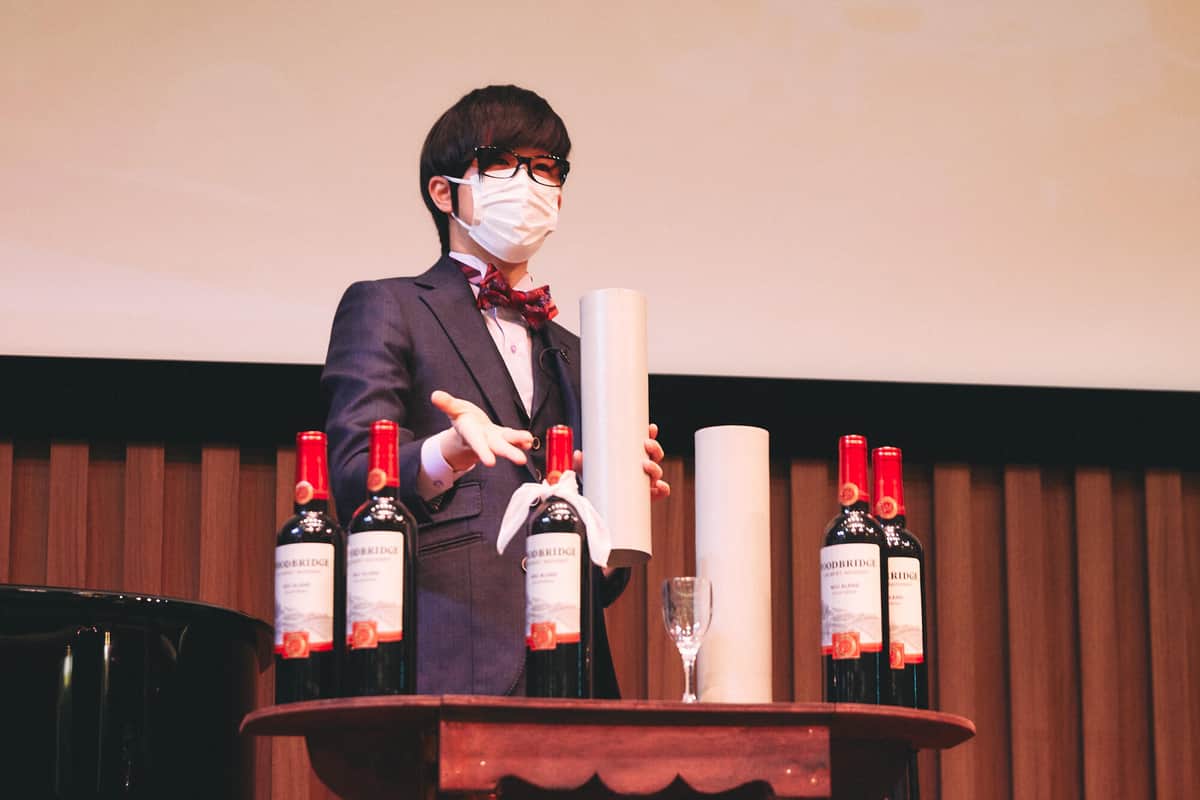 マジックを披露するSORAさん。本当にこんなに簡単にワインが増えたらうれしい