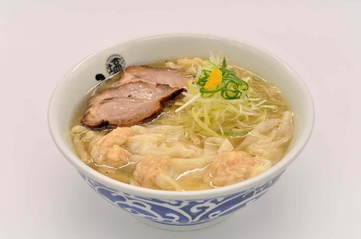 「塩らーめん専門 ひるがお」の「特製もっちもっち麺 雲吞入り」（1000円・同）、3月31日まで