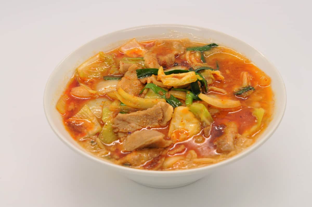 「とんこつらーめん 俺式純」の「スタミナ辛味噌らーめん」（1000円・同）、3月31日まで