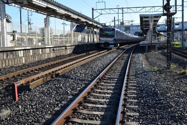 地震で鉄道「運転見合わせ」　数百キロの線路「歩いて安全確認」する