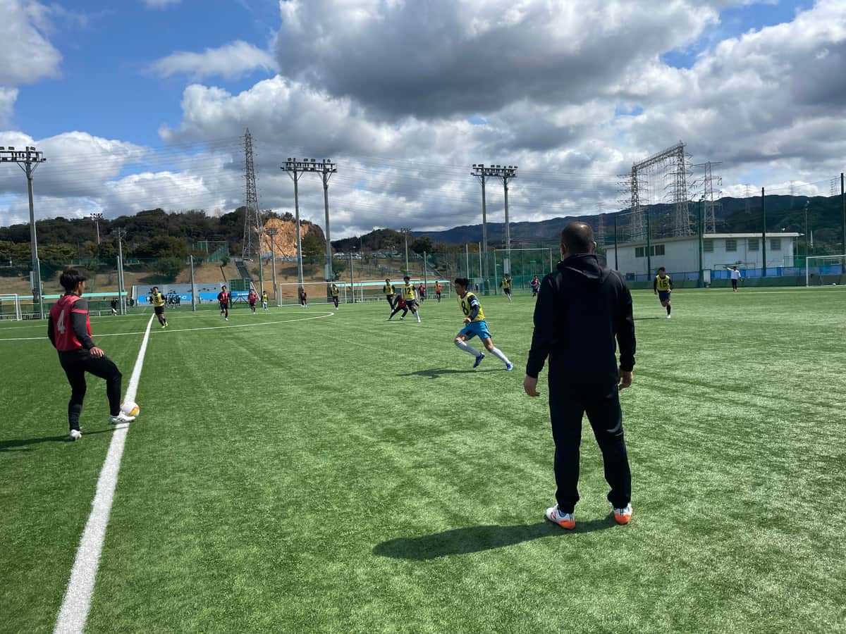 大阪体育大学サッカー部で指導する北村公紀氏