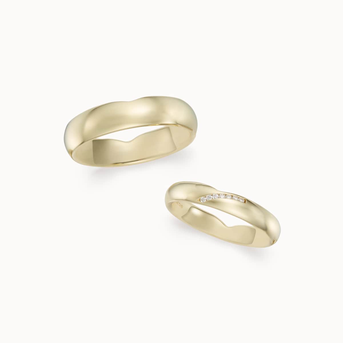 左からメンズ、レディース　それぞれ15万5000円、15万2000円から