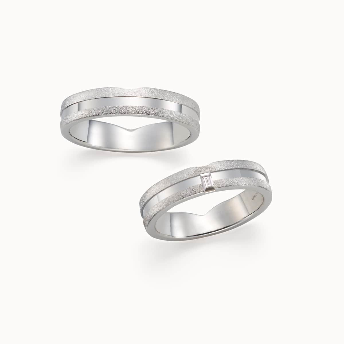 左からメンズ、レディース　それぞれ21万9000円、26万5000円から