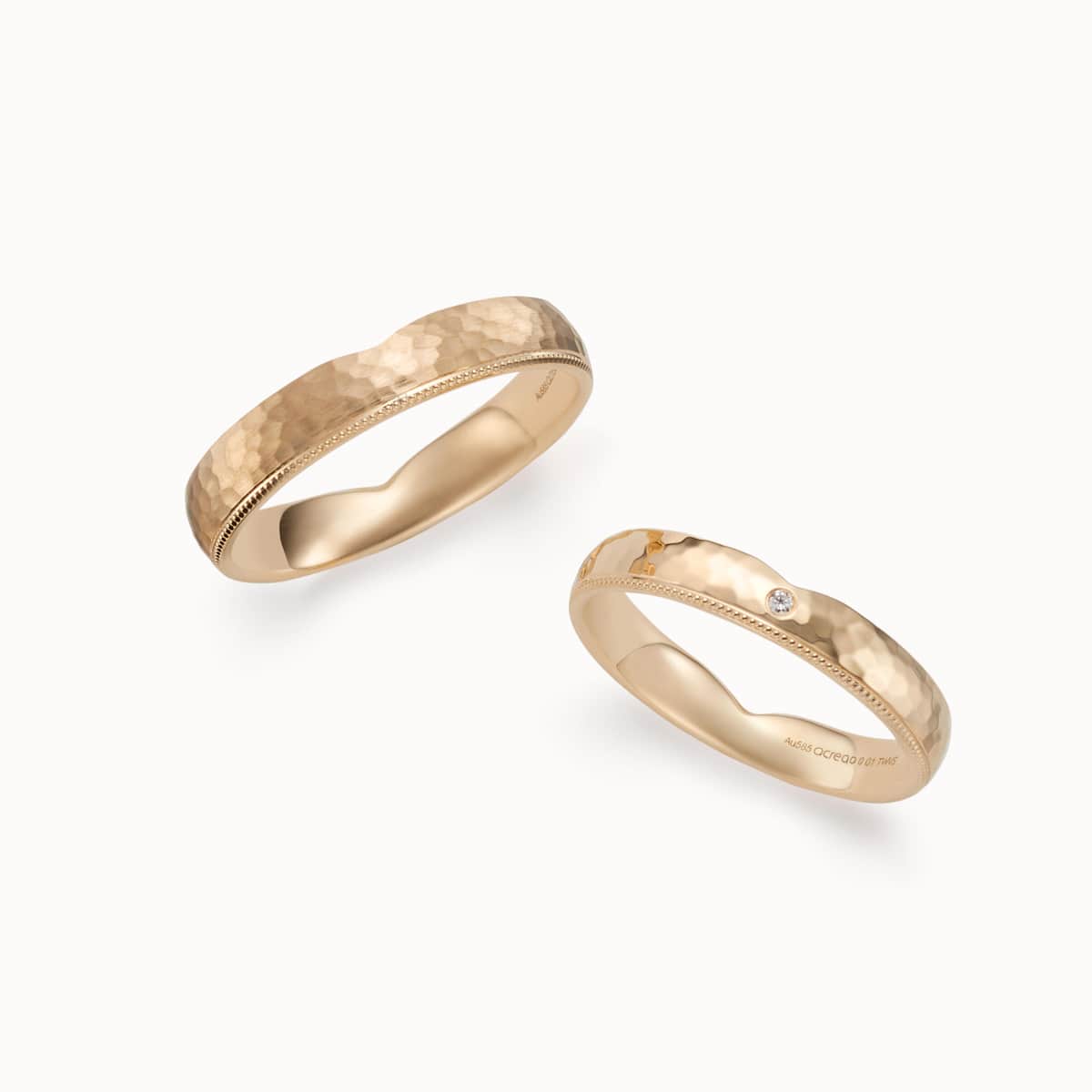 左からメンズ、レディース　それぞれ12万7000円、12万6000円から