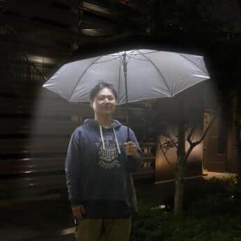 「ポータブル街灯傘」開くと怖い!?　LEDに照らされ夜道で顔が浮かぶ