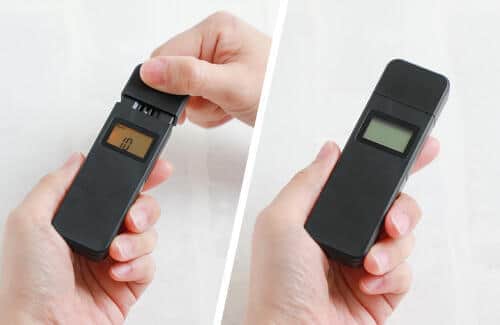 手のひらサイズのアルコールチェッカー　息を吹きかけるだけで濃度を計測