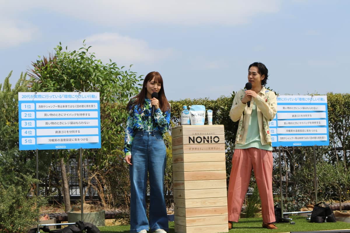 お互いの予想について話すふたり