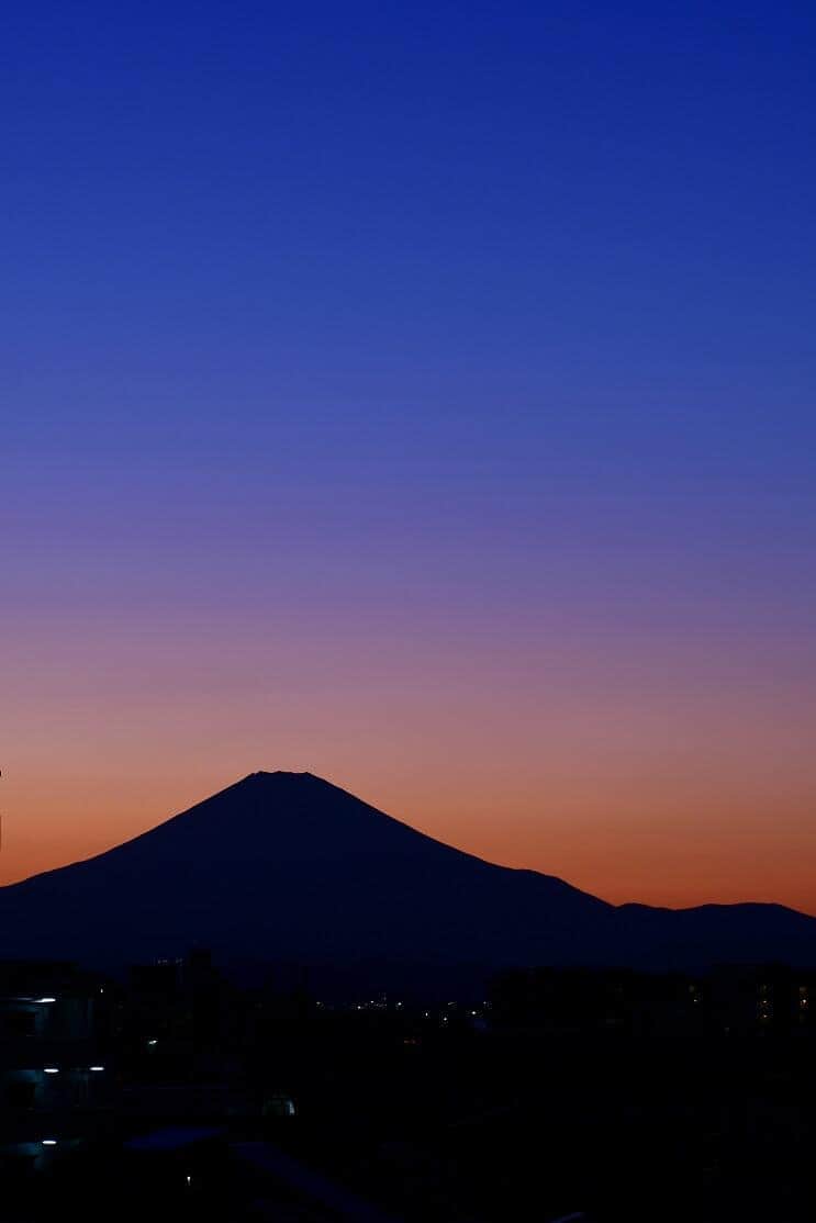 社屋より撮影。同じ富士山でも、全く異なる見え方（提供：江ノ島電鉄）