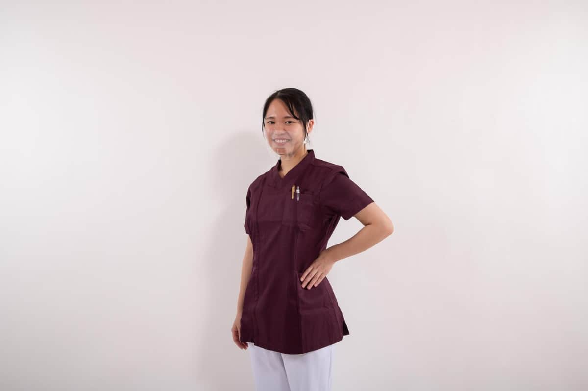 看護師の仕事着　武田砂鉄さんは性差を取り払ったスクラブを支持