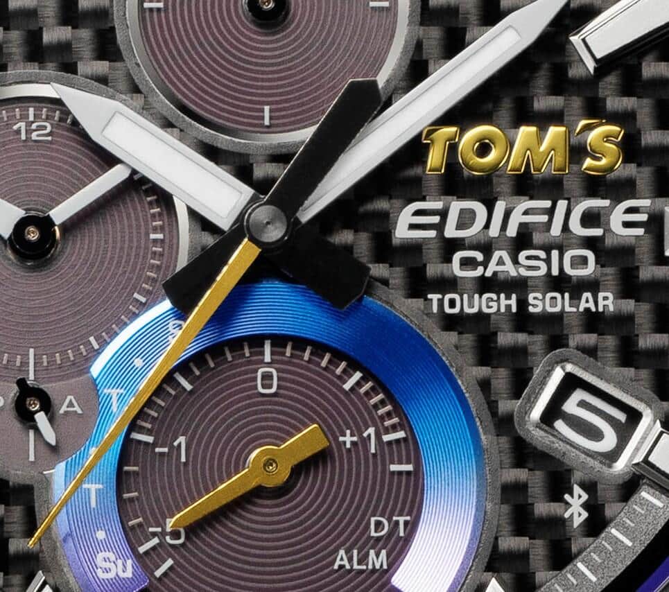 「TOM'S」のロゴや秒針、インダイアルの小針にゴールドカラーを採用