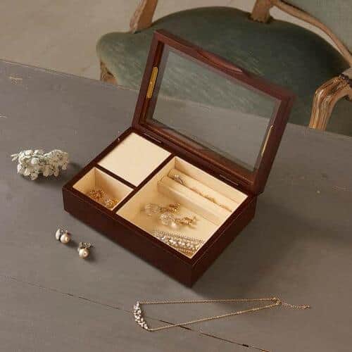 静岡の工場で、一つ一つ丁寧に作っている