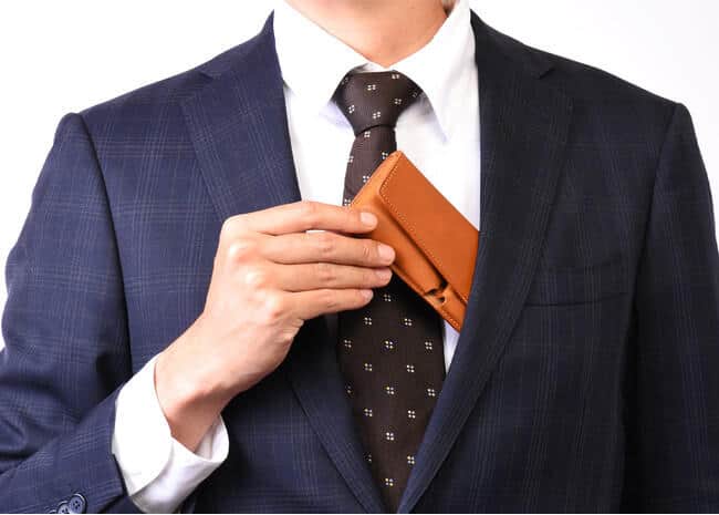 薄さと細さにこだわった「スーツな財布」