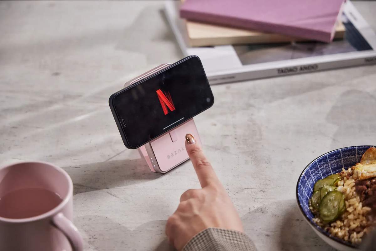 「1台4役」ワイヤレスモバイルバッテリー　クラファンサイトで予約