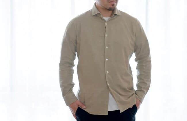 廃棄されるオリーブの枝葉で染めた、シャツ