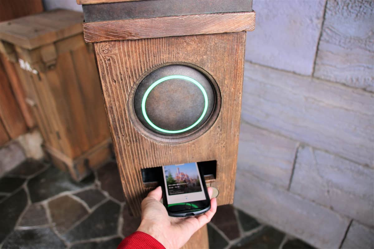 読み取り機にパークチケットまたはアプリの二次元コードをかざす