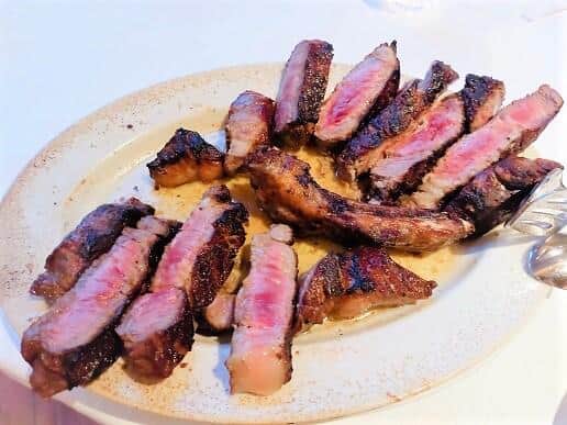 テーブルで切り分けてもらった、「1.2kg USDA アイオワ プライム 骨付きリブ」