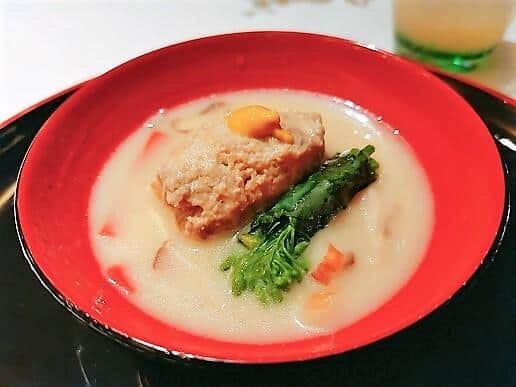 いなむどぅち風、合鴨つみれの白みそ仕立て。「いなむどぅち」は、祝いの席で出される「甘めのみそ汁」を指す