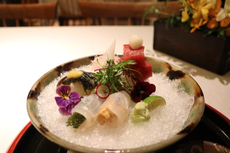 御造りの中には、バタフライピーソルトがかかったものがあり、酢橘を振りかけると紫色の塩がピンクに変わる