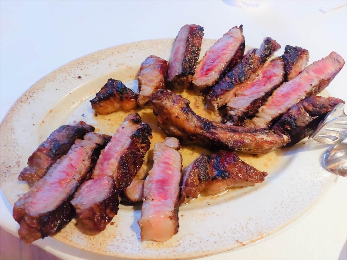 テーブルで切り分けてもらった、「1.2kg USDA アイオワ プライム 骨付きリブ」