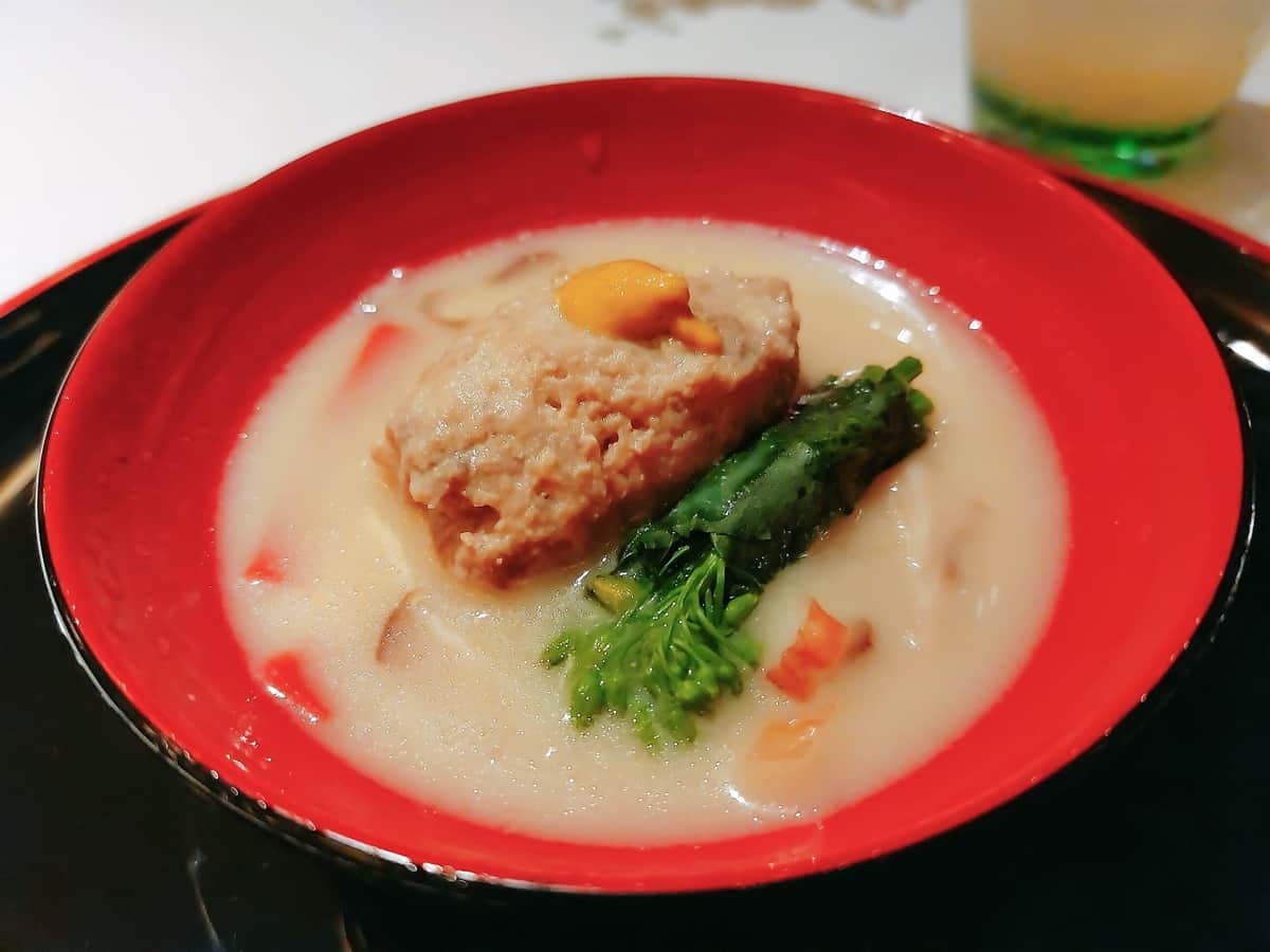 いなむどぅち風、合鴨つみれの白みそ仕立て。「いなむどぅち」は、祝いの席で出される「甘めのみそ汁」を指す