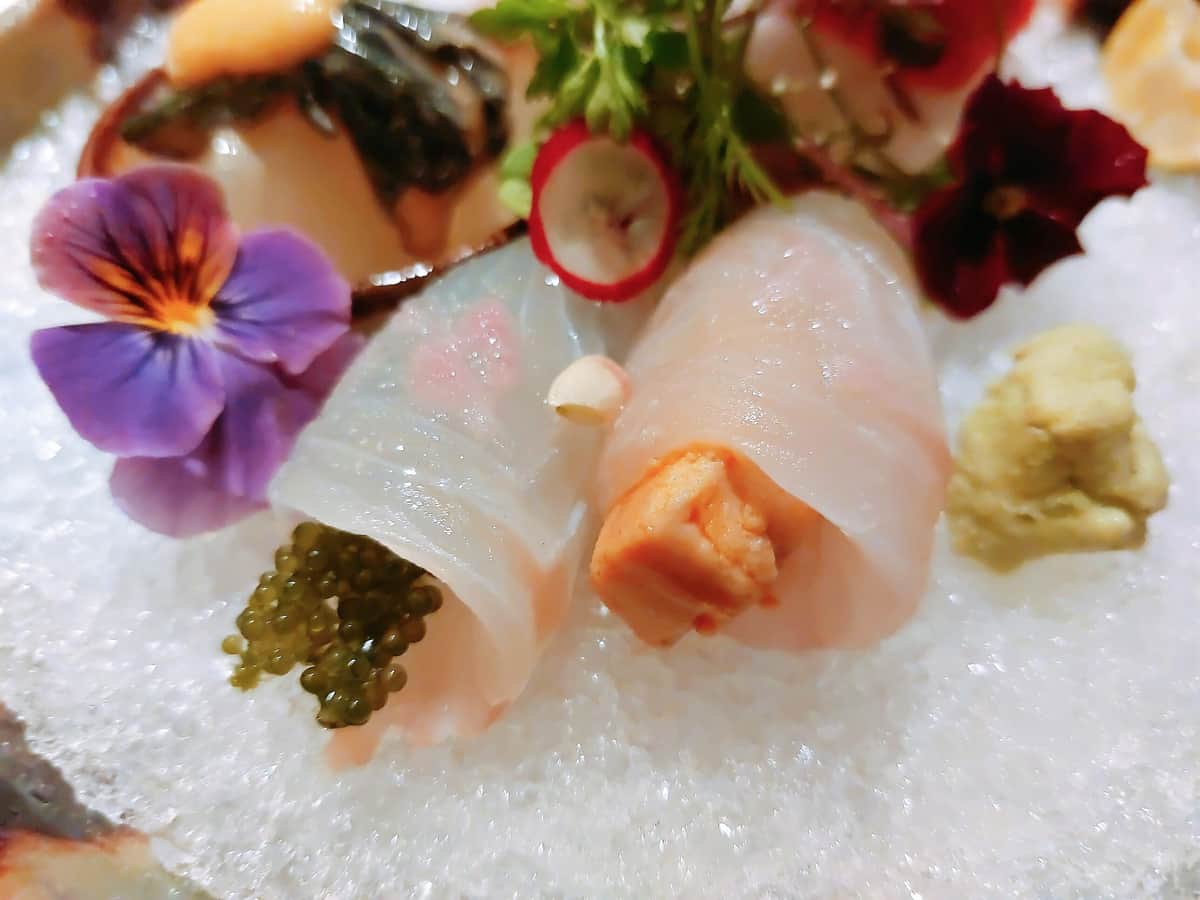 御造りの中には、バタフライピーソルトがかかったものがあり、酢橘を振りかけると紫色の塩がピンクに変わる