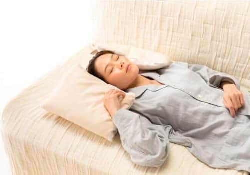 オーガニックコットンの「中わた」と生地で製作した、折りたたみ式の枕
