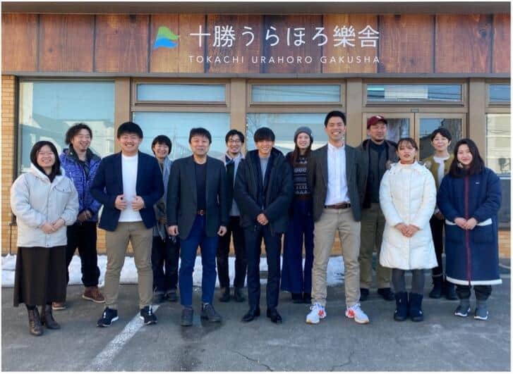 大迫さん（中央）と十勝うらほろ樂舎のみなさん