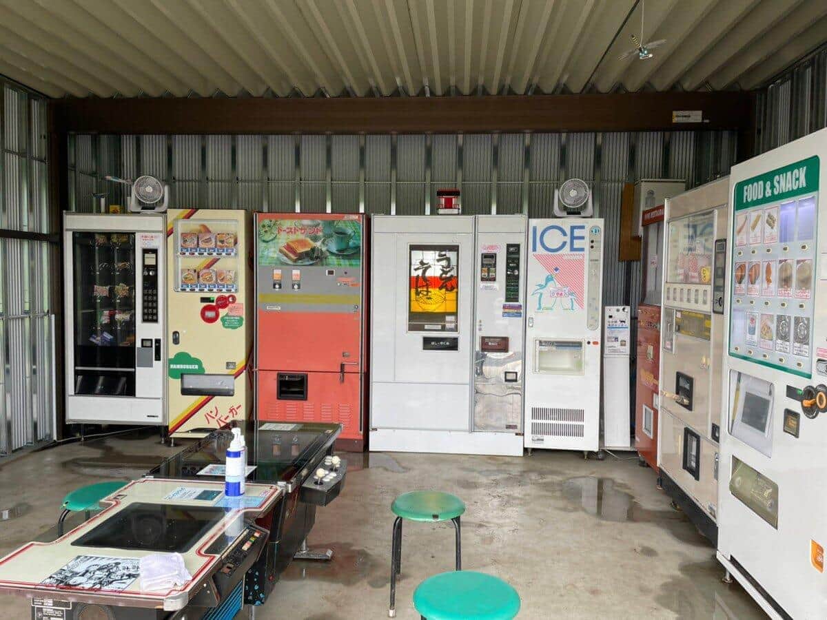 「栃木県那珂川町にある「なかよし自販機コーナー」（店主提供）」