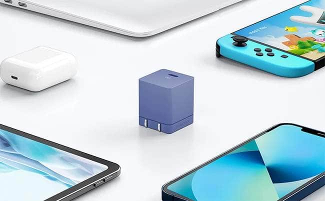 スマホやタブレット端末に急速充電　キューブ型充電器
