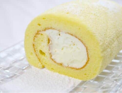 「さけの粉（酒粕の粉末）」を使用した、ホテルオリジナルロールケーキ