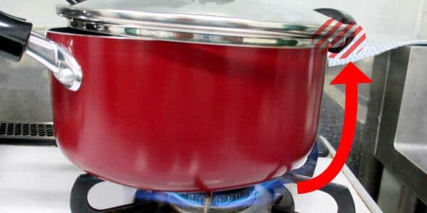 矢印の動きで、火が鍋の外を回ってふたに当たってしまう（提供：和平フレイズ）