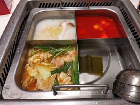 左上から時計回りに白湯、トマト、昆布だし、もつ味噌スープ